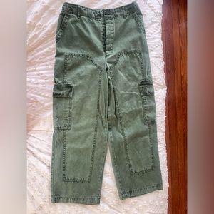 Cropped green pants